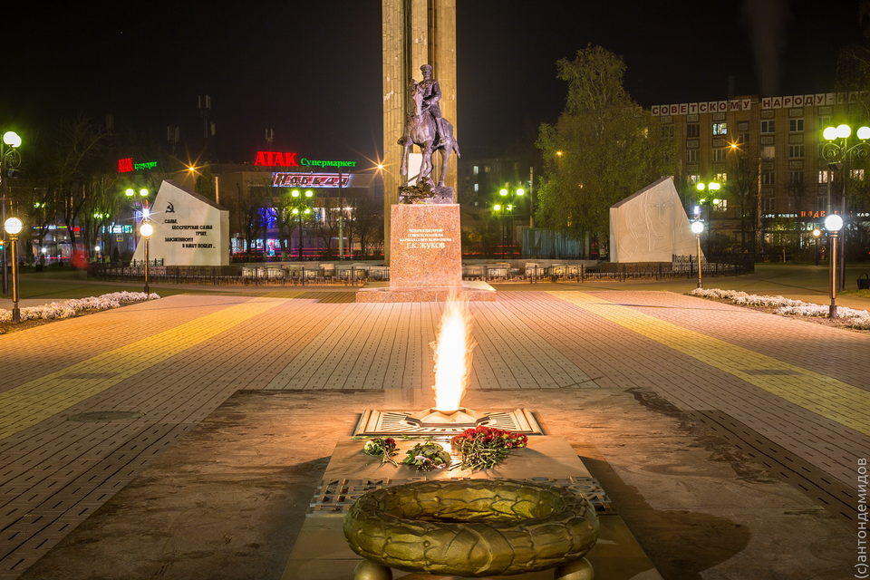 Вечный огонь, Площадь Победы