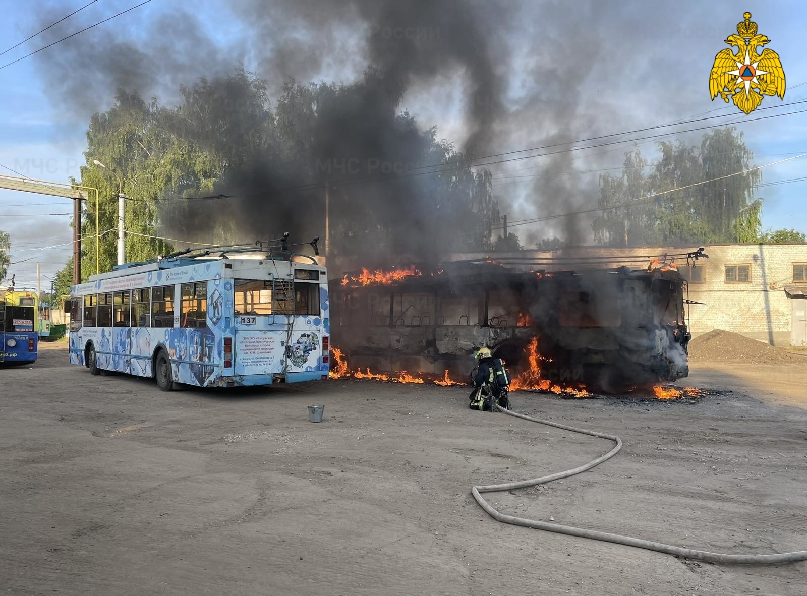 Пагөда на сегодня калуга. Пожар в Калуге в троллейбус. Троллейбусное депо.