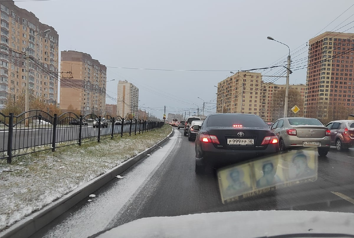 Пробки калуга. Пробки в городе. Затор на перекрестке. Синие мосты Калуга пробка.