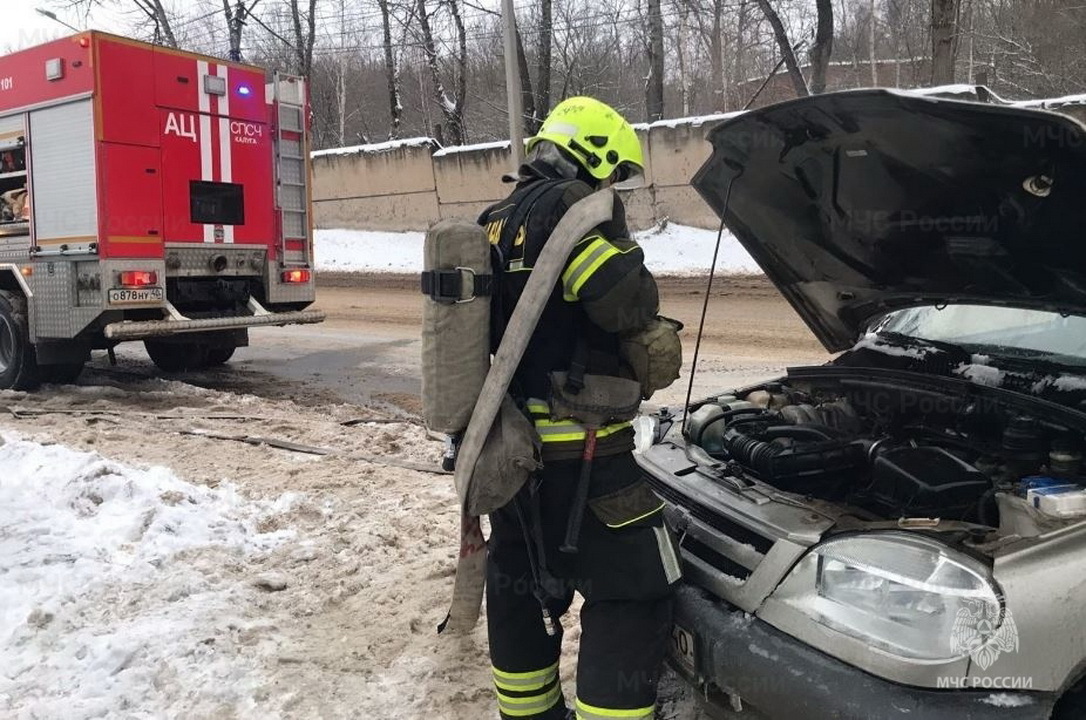Инциденты с автомобилями мчс. Автомобили мчс. Деблокирование пострадавшего из автомобиля. Фото пожарных. Поломанная пожарная машина.