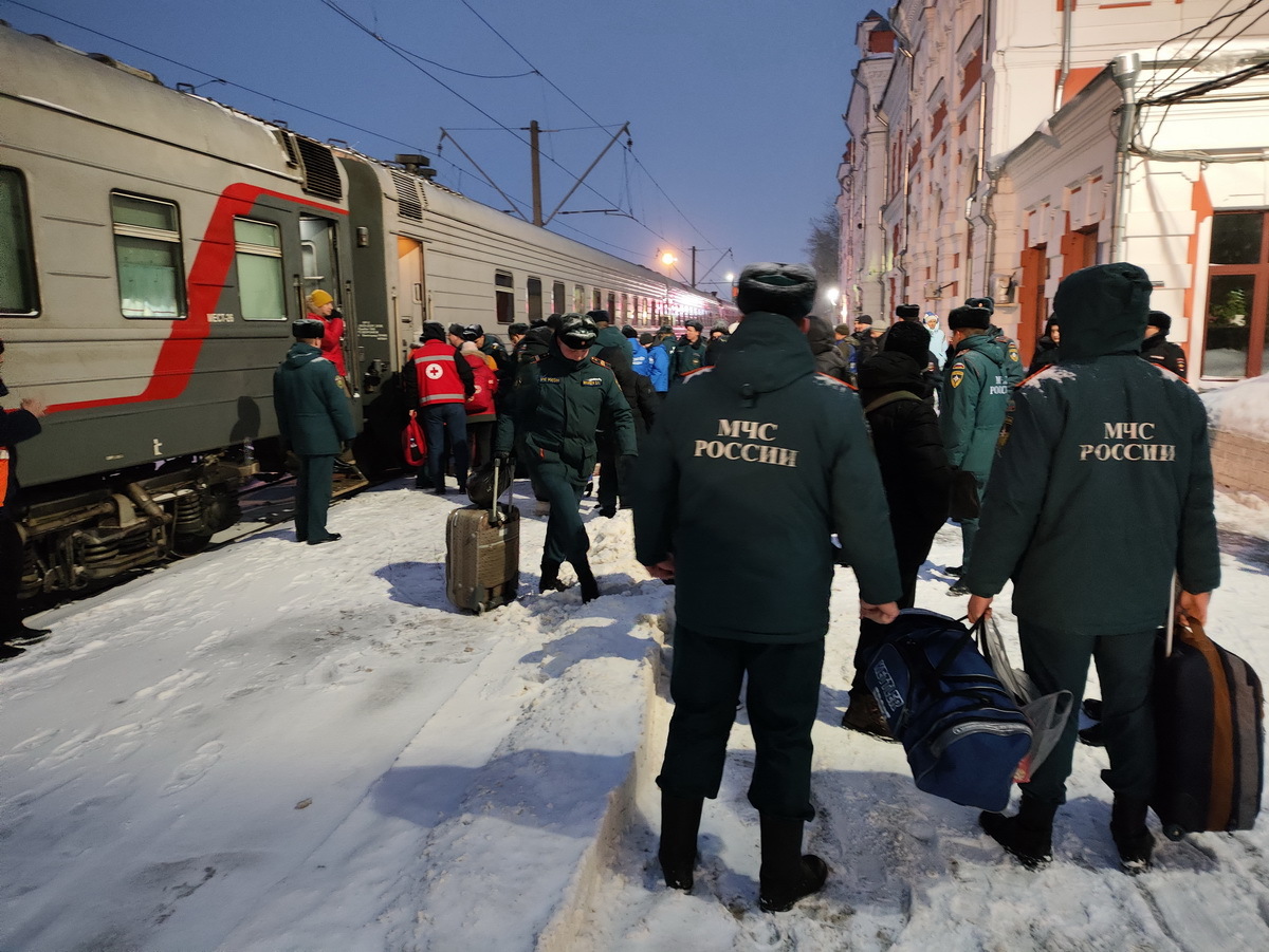 Прибывать на место аварии