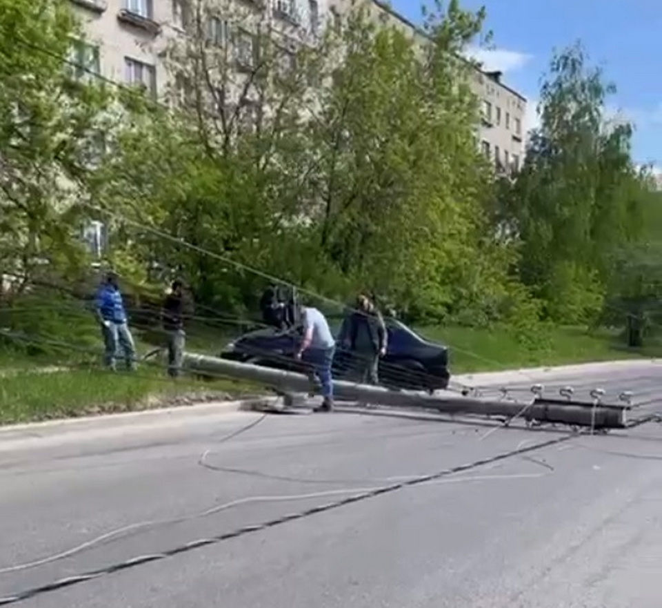 Легковушка обрушила два бетонных столба на Зерновой – Калуга 24