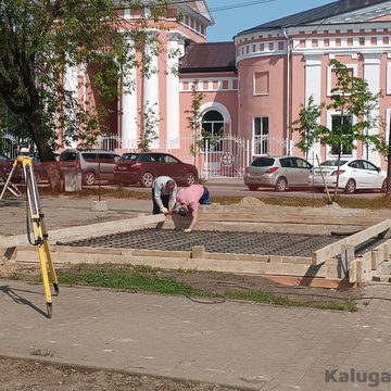 Общество, Памятники