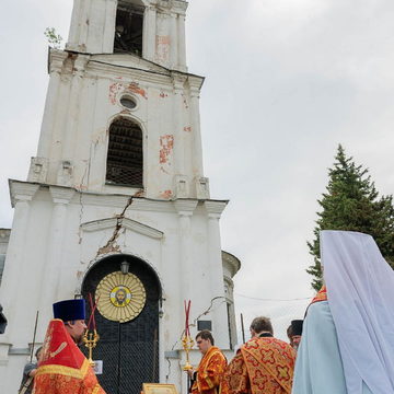 Общество, Памятники