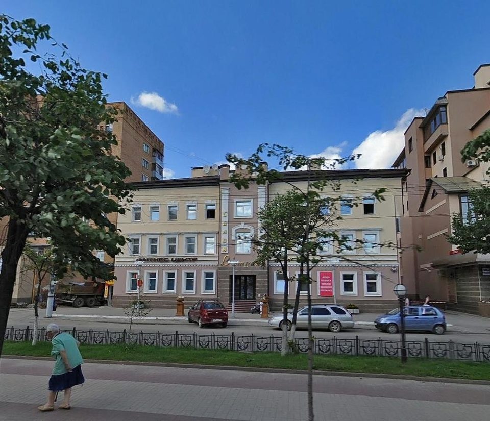 Общество, Памятники