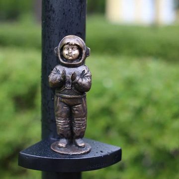 Общество, Памятники