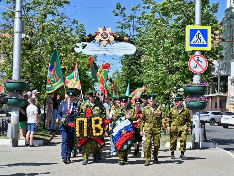 День пограничника, Общество