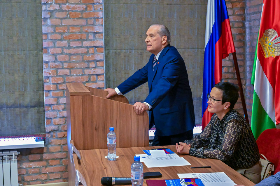 Общество, Алексей Александров