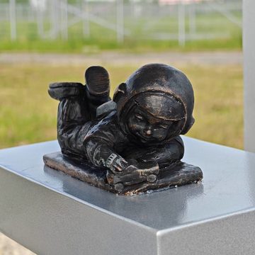 Общество, Скульптуры