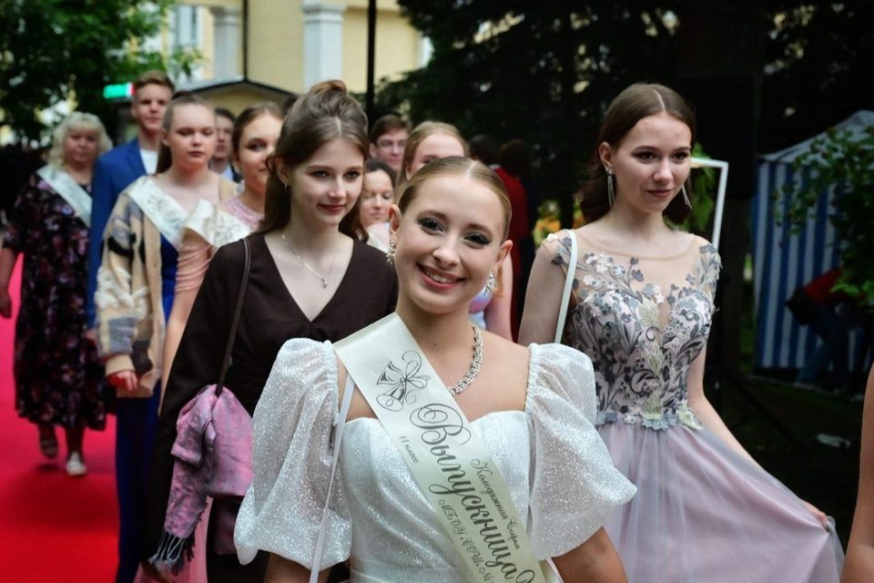Выпускной, Образование, Общество
