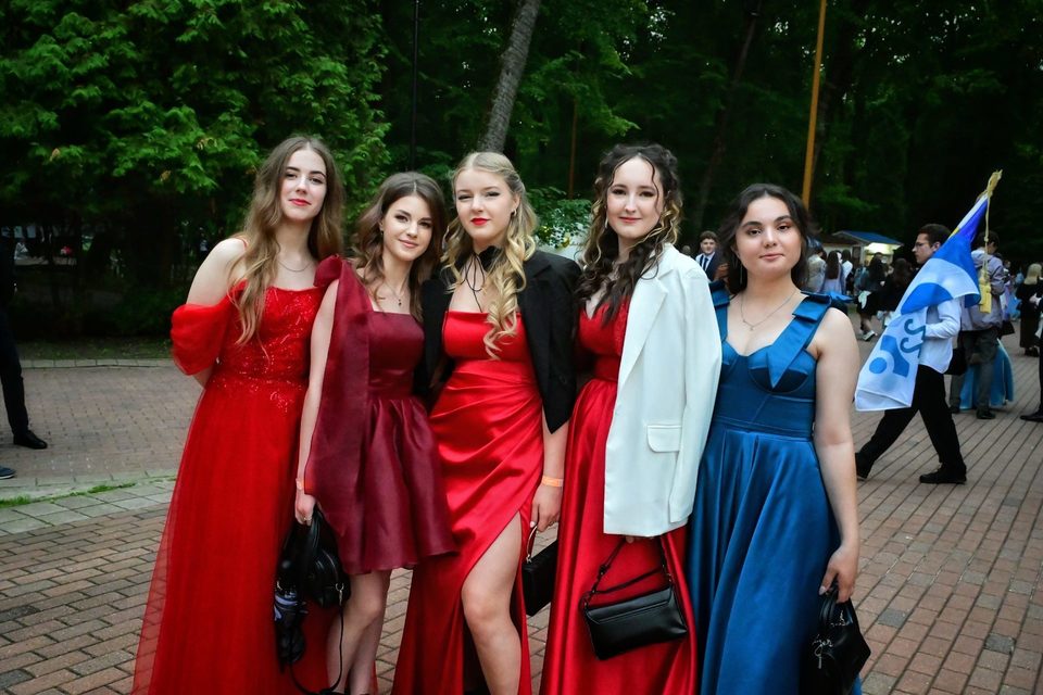 Выпускной, Образование, Общество
