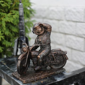 Общество, Скульптуры