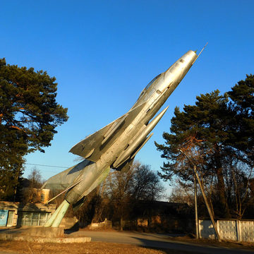 Общество, Памятники