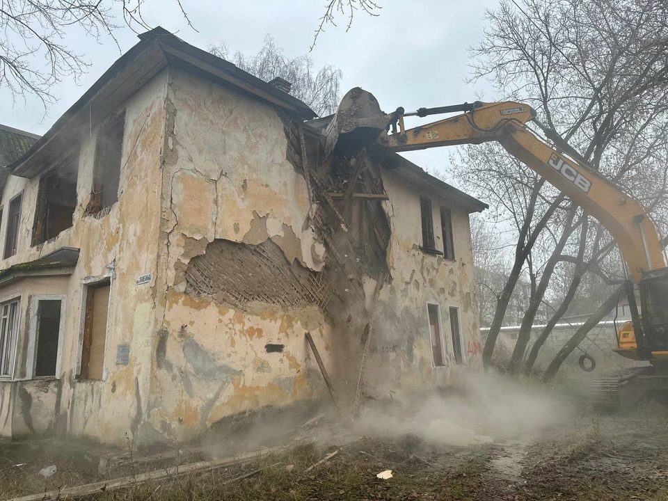 Аварийное жилье, Общество