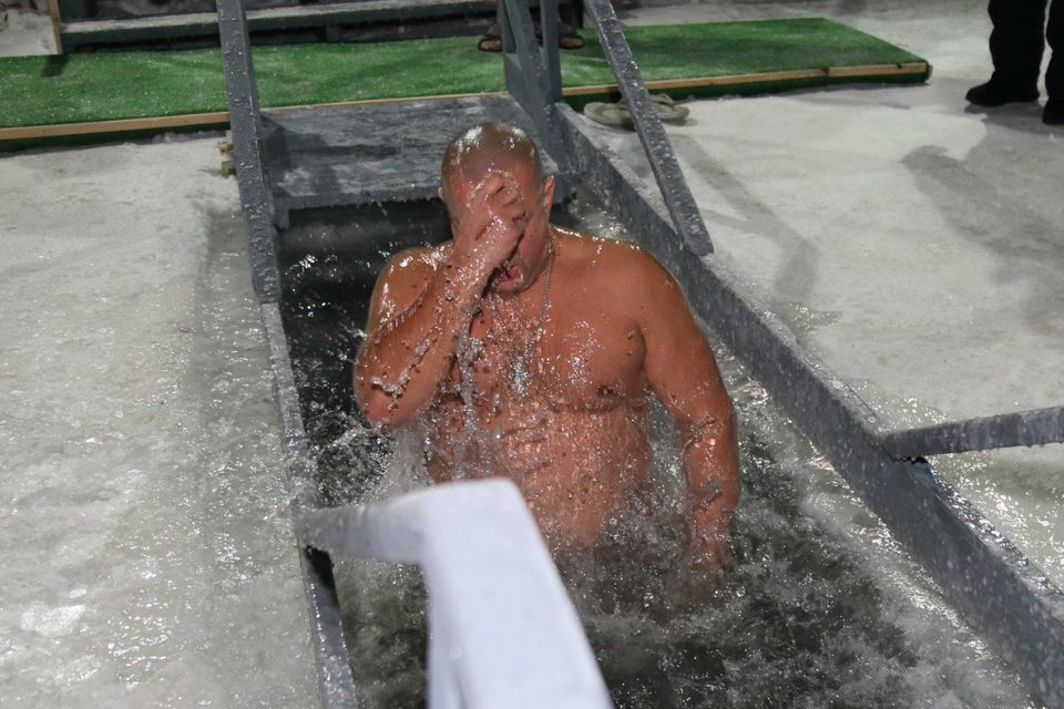 Крещение, Общество