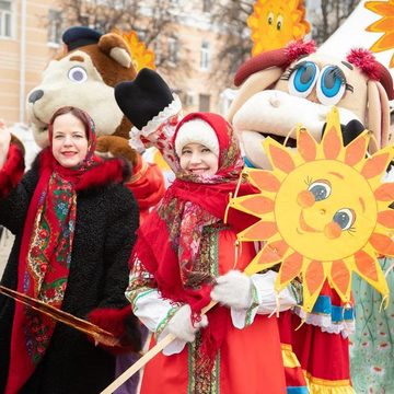 Масленица, Общество