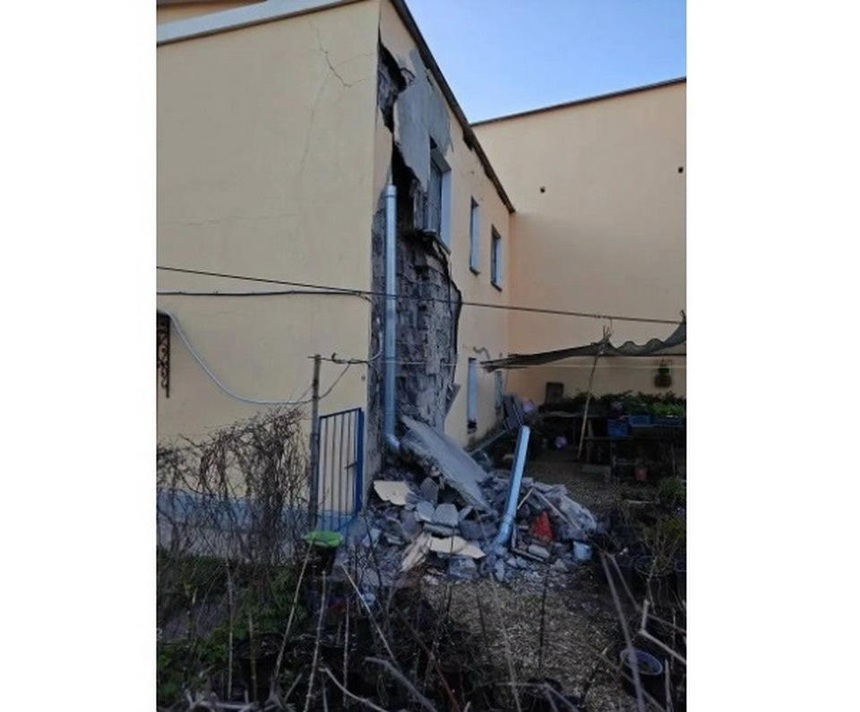 Общество, Памятники