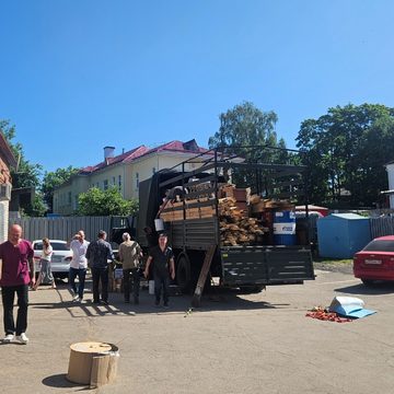 Гуманитарная помощь, Анна Чернова, Владимир Цуканов, Николай Владимиров, Областная клиническая стоматологическая поликлиника